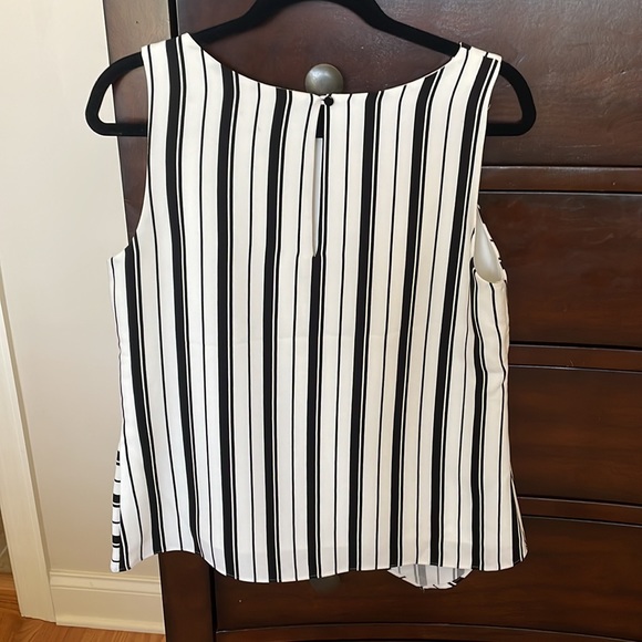 WHBM like new sleeveless blouse in black and white. Size 8 - Picture 2 of 4